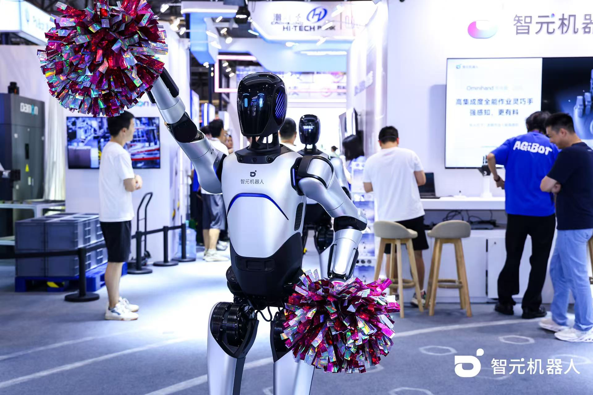 米兰机器人 WAIC 首日展台火爆，机器人家族集体打工忙不停